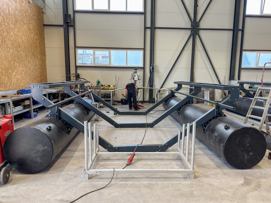 Drijvende bootlift met drijvers in aanbouw in de werkplaats