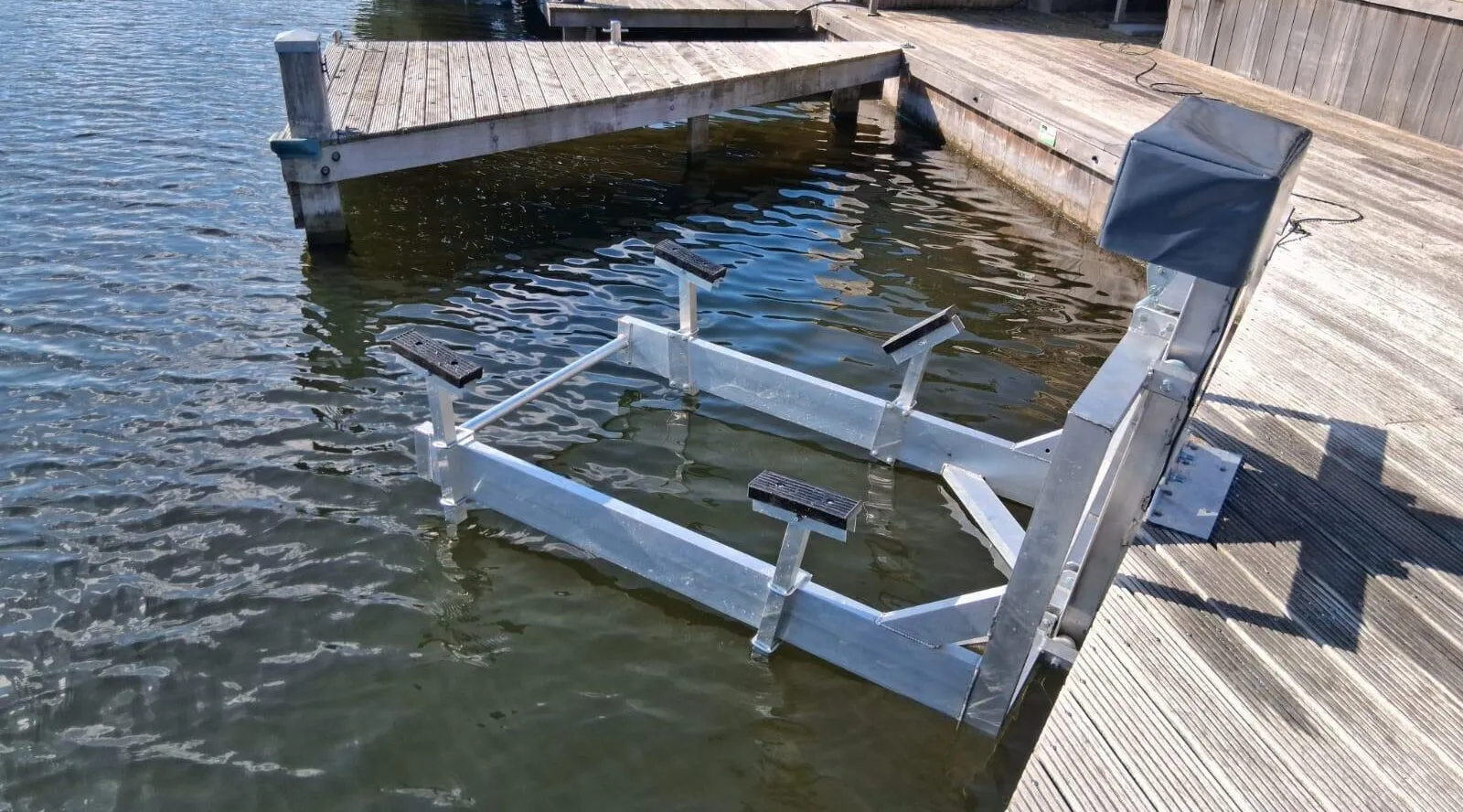 Elevador de muelle sin embarcación junto a un embarcadero de madera