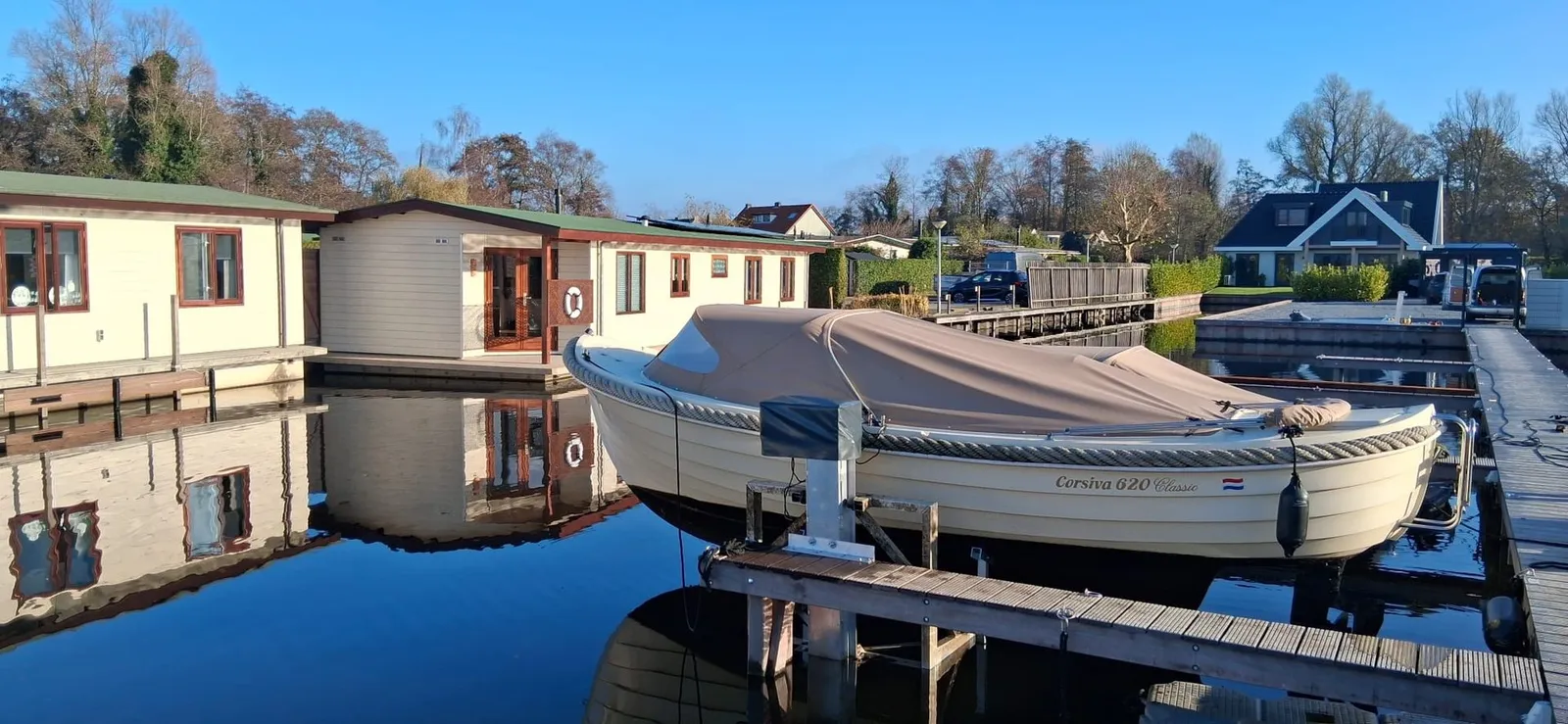 Sloep op een kadelift boven het water in Kortenhoef