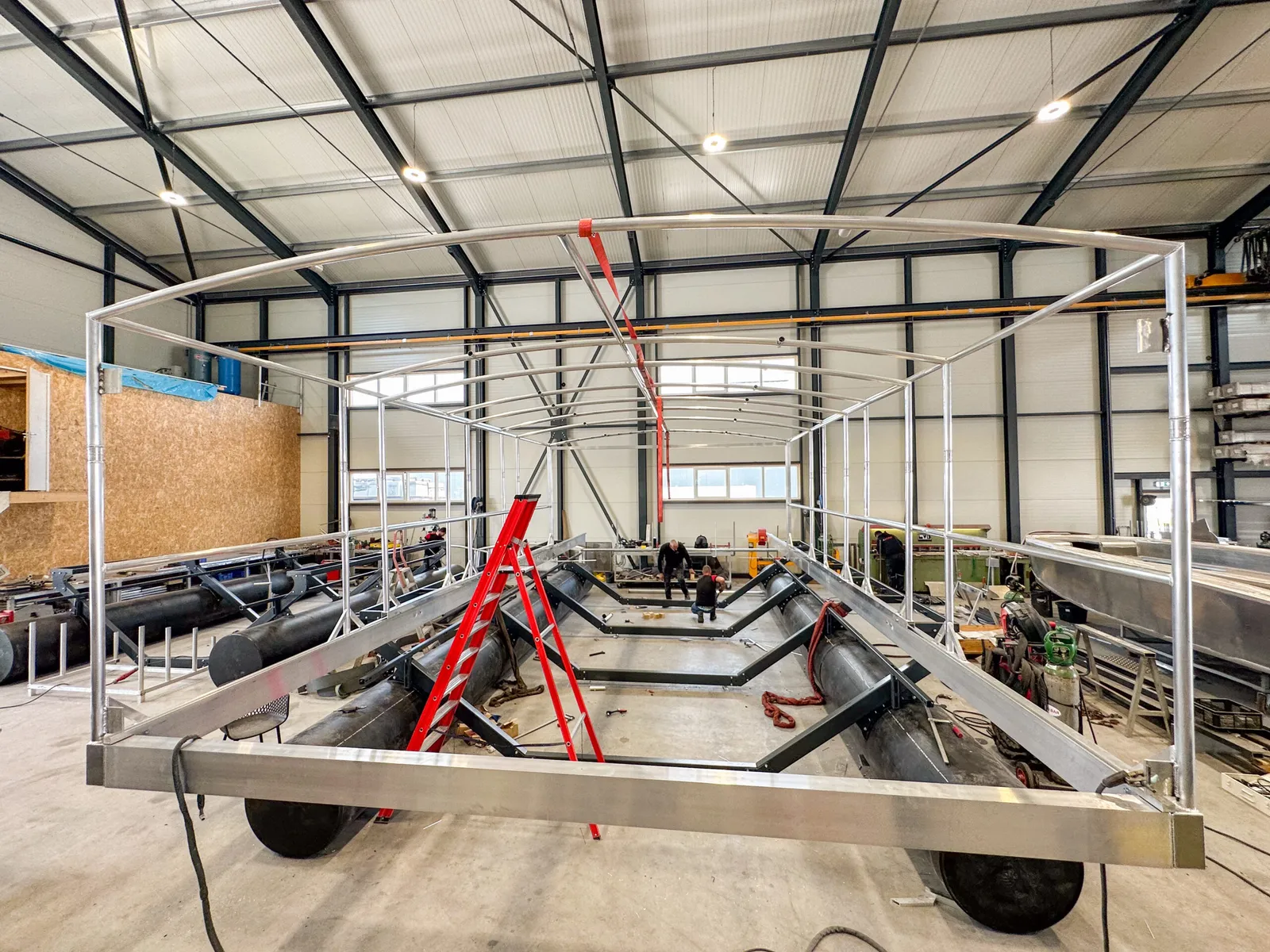 Aluminium frame van een drijvend boothuis in aanbouw in de werkplaats