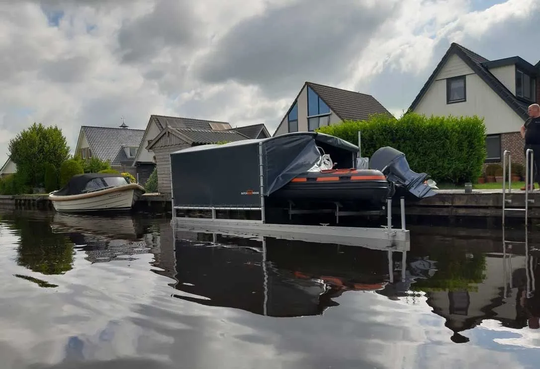 Botenlift met boot omhoog